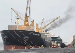 The Lila Casablanca off-loading yellow maize in Cape Town